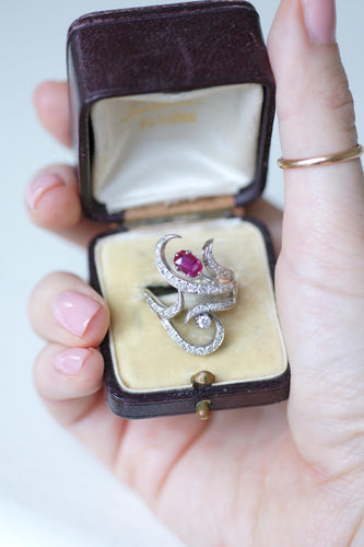 Bague 61 Arabesque - Bague en or blanc rubis birman et diamants 58 Facettes