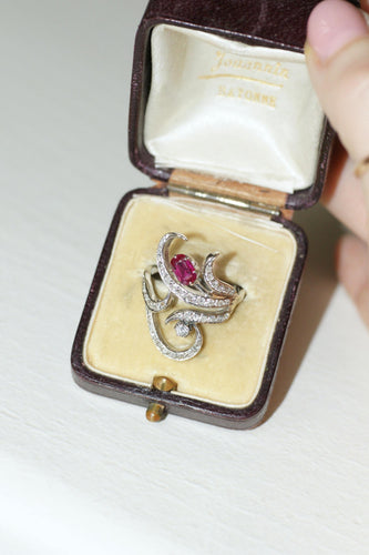 Bague 61 Arabesque - Bague en or blanc rubis birman et diamants 58 Facettes