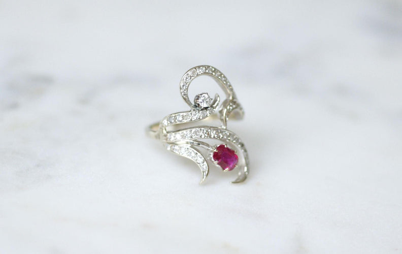 Bague 61 Arabesque - Bague en or blanc rubis birman et diamants 58 Facettes