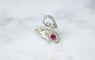 Bague 61 Arabesque - Bague en or blanc rubis birman et diamants 58 Facettes
