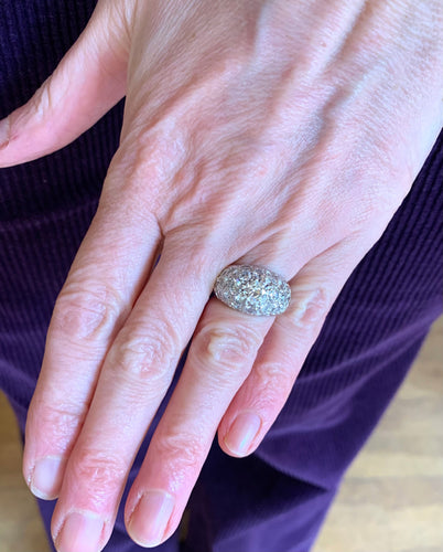 https://cdn.shopify.com/s/files/1/0647/1470/3075/files/Bague_de_Luxe_de_Seconde_Main_-_Bague_Jonc_Diamants_2.20_CTS_-_Or_Gris_-_Bijouterie_Paris_-_Les_Pierres_de_Julie_1.jpg?v=1774696699