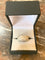 https://cdn.shopify.com/s/files/1/0647/1470/3075/files/BaguedeLuxedeSecondeMain-BagueJoncDiamants2.20CTS-OrGris-BijouterieParis-LesPierresdeJulie_6.jpg?v=1774696699
