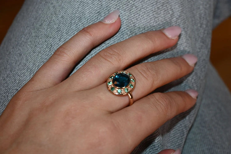 Bague 54 Bague - Topaze bleue et émeraudes en or rose 58 Facettes