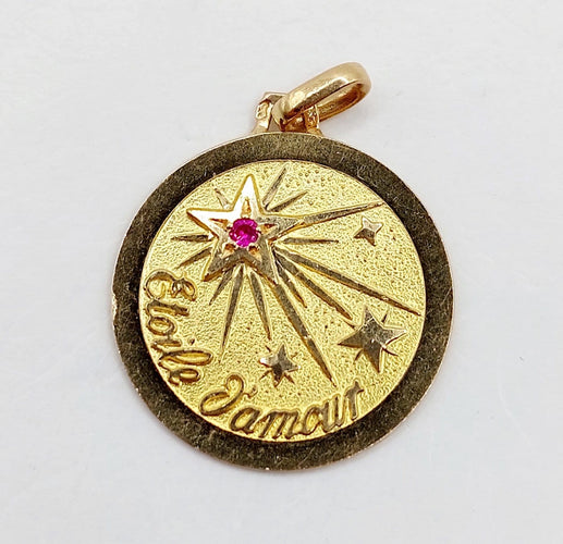 Pendentif Pendentif médaille étoile d'amour en or 18k et rubis 58 Facettes A06867