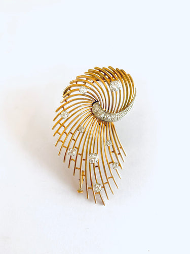 https://cdn.shopify.com/s/files/1/0647/1470/3075/files/Broche_Retro_-_Broche_Volute_Diamants_Or_Jaune_-_Bijouterie_Paris_-_Les_Pierres_de_Julie_12.jpg?v=1722603607