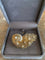 https://cdn.shopify.com/s/files/1/0647/1470/3075/files/Broche_Retro_-_Broche_Volute_Diamants_Or_Jaune_-_Bijouterie_Paris_-_Les_Pierres_de_Julie_17.jpg?v=1742364932