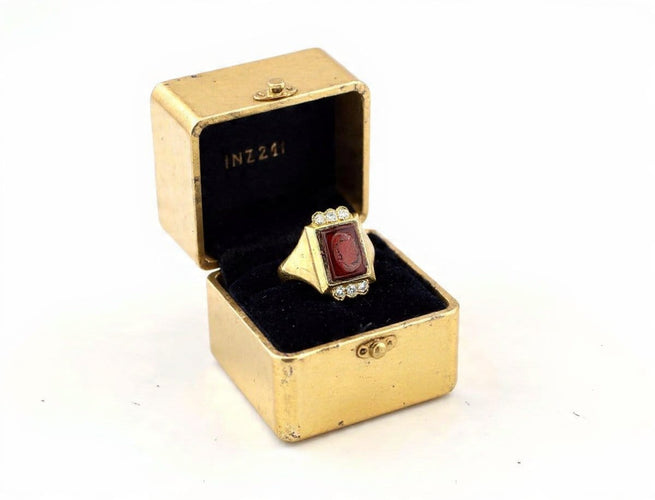 Bague 54 Bague en or jaune 18 kt avec diamants et cornaline gravée 58 Facettes 1970 F