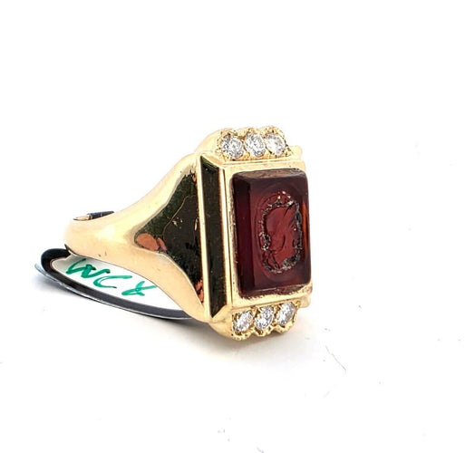 Bague 54 Bague en or jaune 18 kt avec diamants et cornaline gravée 58 Facettes 1970 F
