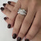 https://api-ledial.emberware.it/app/uploads/2024/07/29354-anello-oro-fascia-diamanti-indossato_sito.jpg