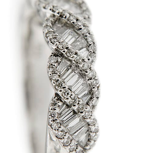 https://api-ledial.emberware.it/app/uploads/2026/02/37816-anello-riviere-oro-diamanti-baguette-brillanti_12.jpg