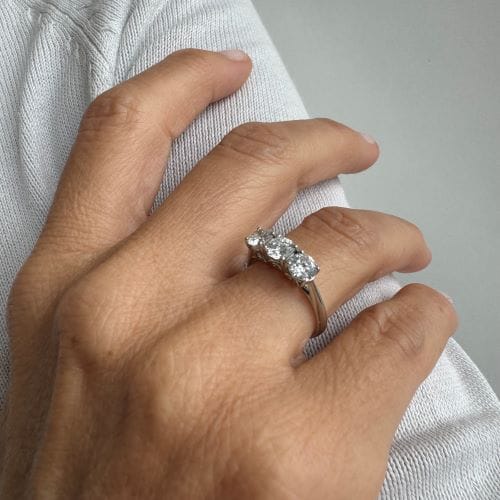https://api-ledial.emberware.it/app/uploads/2024/04/3550-anello-oro-diamanti-trilogy-indossato_sito.jpg