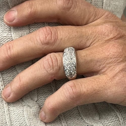 https://api-ledial.emberware.it/app/uploads/2024/07/34509-anello-oro-riviere-diamanti-indossato_sito.jpg