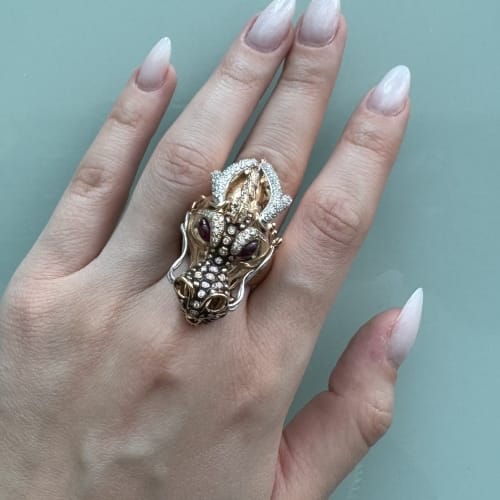 https://api-ledial.emberware.it/app/uploads/2026/03/39051-anello-oro-drago-rubini-diamanti-smalto-nero-roberto-coin_indossato_sito-51.jpg