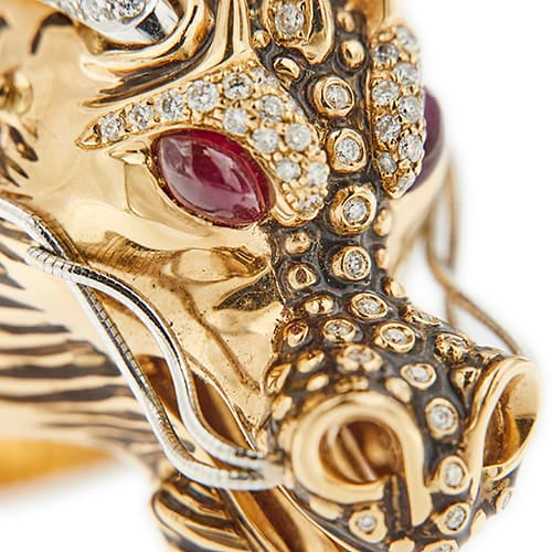 https://api-ledial.emberware.it/app/uploads/2026/03/39051-anello-oro-drago-rubini-diamanti-smalto-nero-roberto-coin_10.jpg