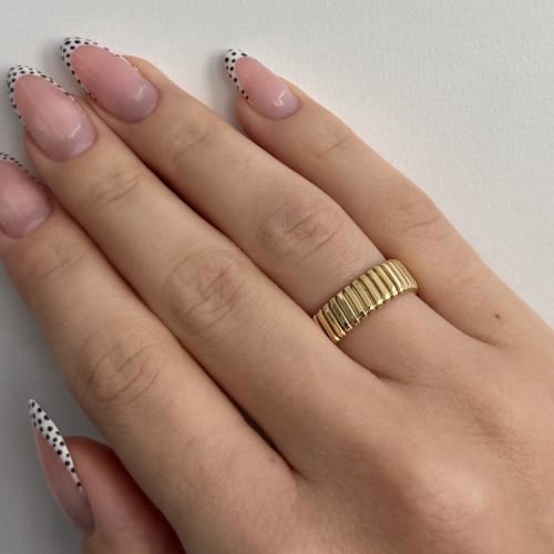 https://api-ledial.emberware.it/app/uploads/2025/11/35701-anello-morbido-tubogas-oro-indossato_sito.jpg