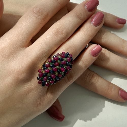 https://api-ledial.emberware.it/app/uploads/2024/05/34063-anello-oro-zaffiro-rubino-smeraldo-indossato_sito.jpg