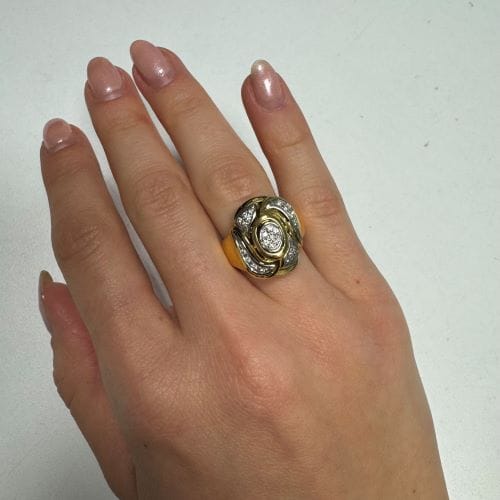 https://api-ledial.emberware.it/app/uploads/2023/01/33599-anello-oro-diamanti-indossato_sito.jpg