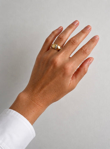 https://cdn.shopify.com/s/files/1/0943/8576/6747/files/bague-dome-portee.jpg?v=1775040495