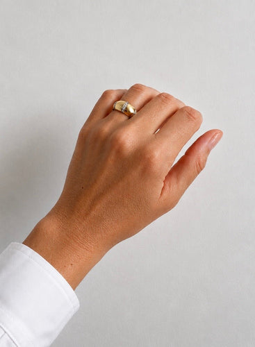 https://cdn.shopify.com/s/files/1/0943/8576/6747/files/Bague-large-or-jaune-retro.jpg?v=1775057295