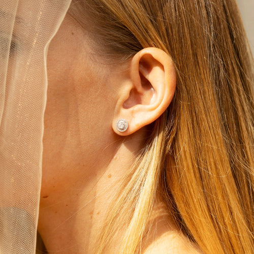 https://cdn.shopify.com/s/files/1/0943/8576/6747/files/bijoux-mariage-boucle-oreille-diamants.jpg?v=1775147140