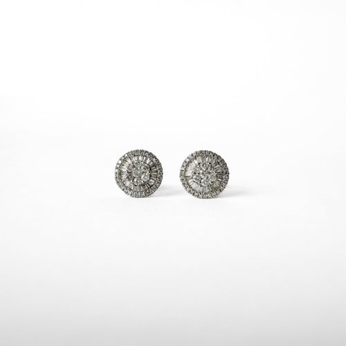 https://cdn.shopify.com/s/files/1/0943/8576/6747/files/puces-oreilles-diamants-or-blanc.jpg?v=1775057910