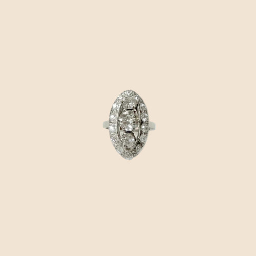 https://cdn.shopify.com/s/files/1/0943/8576/6747/files/bague-ancienne-francaise-diamant-luxe.jpg?v=1775058145