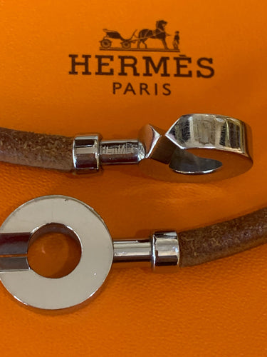 https://cdn.shopify.com/s/files/1/0647/1470/3075/files/Bracelet_Signe_-_Bracelet_Hermes_Lancelot_Double_Argente_-_Joaillerie_Paris_-_Les_Pierres_de_Julie_5.jpg?v=1760098115