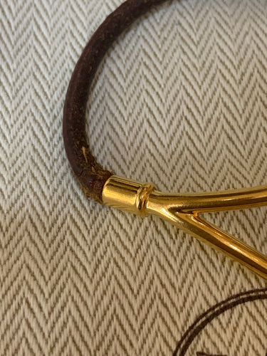 https://cdn.shopify.com/s/files/1/0647/1470/3075/files/Bracelet_Signe_-_Bracelet_Hermes_Jumbo_Dore_-_Joaillerie_Paris_-_Les_Pierres_de_Julie_7.jpg?v=1761920560