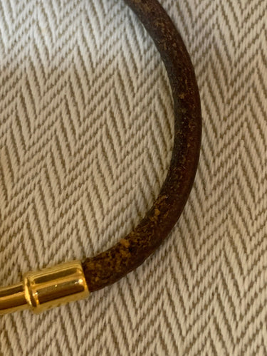 https://cdn.shopify.com/s/files/1/0647/1470/3075/files/Bracelet_Signe_-_Bracelet_Hermes_Jumbo_Dore_-_Joaillerie_Paris_-_Les_Pierres_de_Julie_8.jpg?v=1761920561