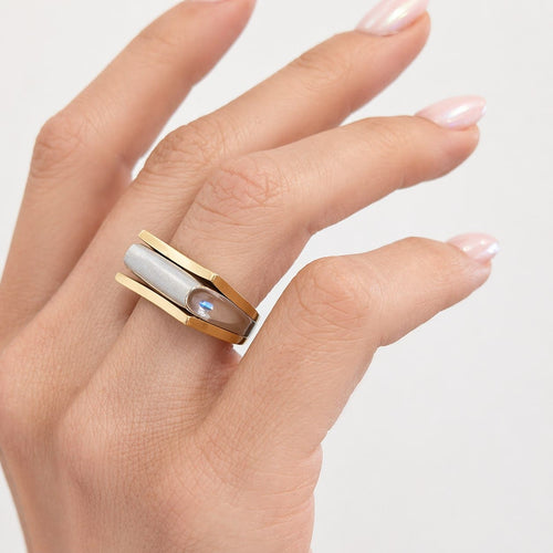https://18carats.fr/wp-content/uploads/2026/04/35993-36487-Bague-graphique-deux-ors.jpg
