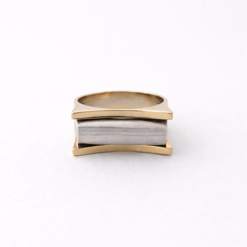https://18carats.fr/wp-content/uploads/2026/04/35993-37573-Bague-graphique-deux-ors.jpg