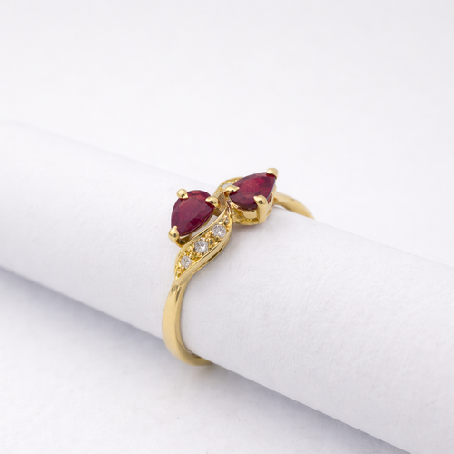 https://18carats.fr/wp-content/uploads/2026/04/35962-35984-Bague-en-or-jaune-diamant-et-rubis.png