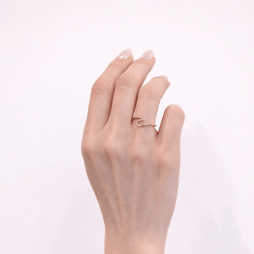 https://18carats.fr/wp-content/uploads/2026/03/35364-35442-Bague-en-or-jaune-motif-vague.png