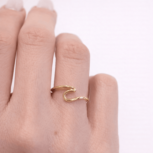 https://18carats.fr/wp-content/uploads/2026/03/35364-35441-Bague-en-or-jaune-motif-vague.png