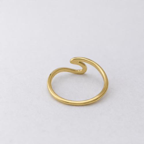https://18carats.fr/wp-content/uploads/2026/03/35364-35406-Bague-en-or-jaune-motif-vague.png