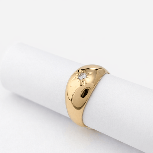 https://18carats.fr/wp-content/uploads/2026/03/35366-35395-Bague-chevaliere-en-or-jaune-et-diamant.png