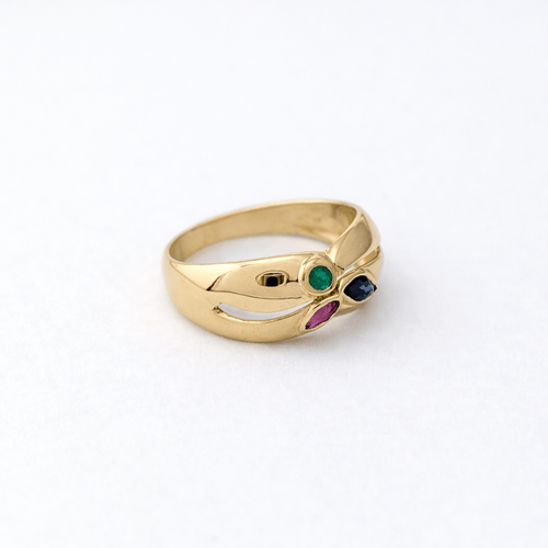 https://18carats.fr/wp-content/uploads/2026/03/35370-35393-Bague-en-or-jaune-sertie-demeraude-saphir-et-rubis.png