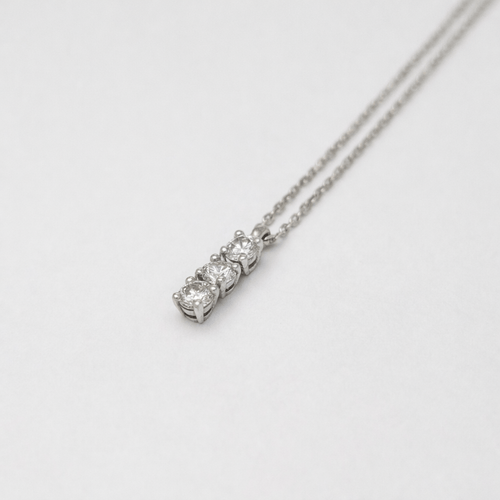 https://18carats.fr/wp-content/uploads/2026/03/35310-35331-Collier-en-or-blanc-serti-de-trois-diamants.png