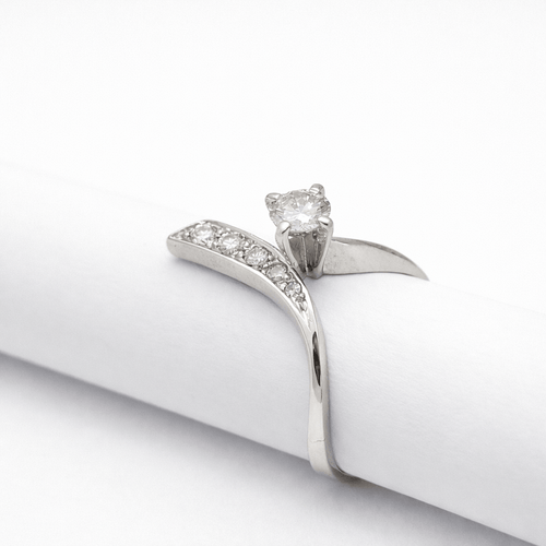 https://18carats.fr/wp-content/uploads/2026/02/35218-35263-Bague-Solitaire-contemporaine-en-or-blanc-et-diamants.png