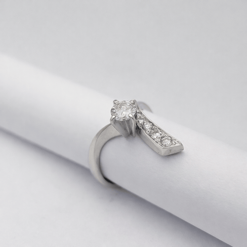 https://18carats.fr/wp-content/uploads/2026/02/35218-35264-Bague-Solitaire-contemporaine-en-or-blanc-et-diamants.png