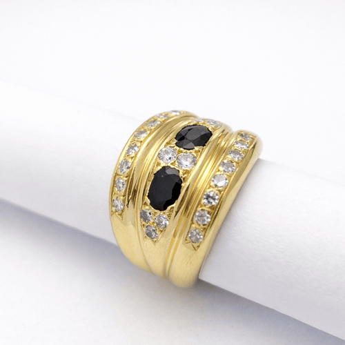 https://18carats.fr/wp-content/uploads/2026/02/35153-35285-Bague-godronnee-en-or-jaune-saphirs-et-diamants.png