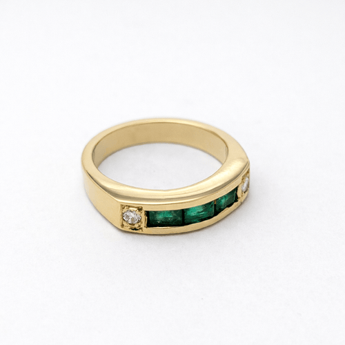 https://18carats.fr/wp-content/uploads/2026/02/35149-35279-Bague-bandeau-en-or-jaune-emeraudes-et-diamants.png