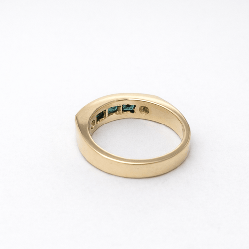 https://18carats.fr/wp-content/uploads/2026/02/35149-35280-Bague-bandeau-en-or-jaune-emeraudes-et-diamants.png