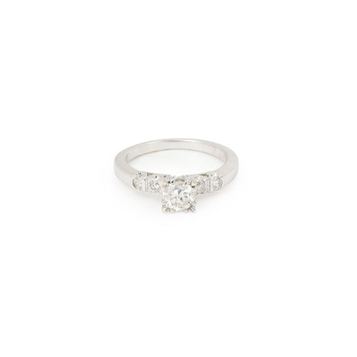 https://cdn.shopify.com/s/files/1/0647/1470/3075/files/Bague_de_fiancailles_-_Solitaire_0.55_Carats_Or_Gris_-_Bijouterie_Paris_-_Les_Pierres_de_Julie_3.jpg?v=1721743631