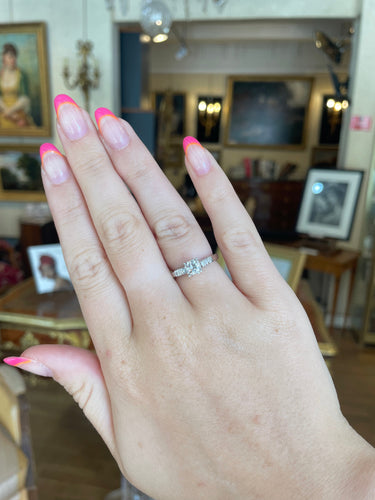 https://cdn.shopify.com/s/files/1/0647/1470/3075/files/Bague_de_fiancailles_-_Solitaire_0.55_Carats_Or_Gris_-_Bijouterie_Paris_-_Les_Pierres_de_Julie_8.jpg?v=1721743633