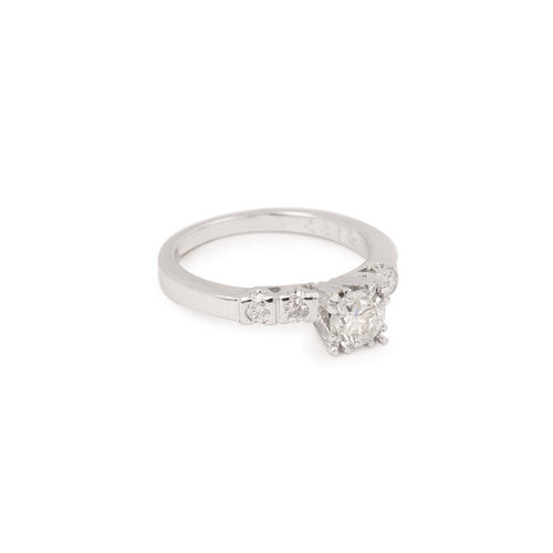 https://cdn.shopify.com/s/files/1/0647/1470/3075/files/Bague_de_fiancailles_-_Solitaire_0.55_Carats_Or_Gris_-_Bijouterie_Paris_-_Les_Pierres_de_Julie_1.jpg?v=1721743631