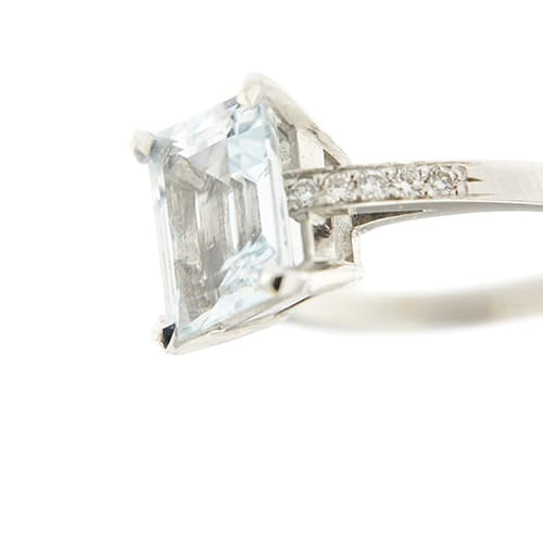 https://api-ledial.emberware.it/app/uploads/2026/03/39084-anello-oro-acquamarina-diamanti_09.jpg