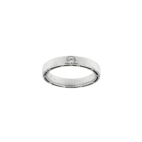 https://api-ledial.emberware.it/app/uploads/2026/04/41584-anello-oro-diamanti-Damiani-Brad-Pitt_d.side_05.jpg