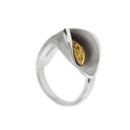 https://api-ledial.emberware.it/app/uploads/2023/05/29248-anello-oro-fiore-calla-annamaria-cammilli-7.jpg