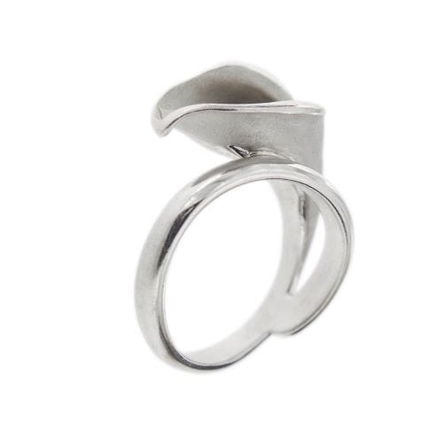 https://api-ledial.emberware.it/app/uploads/2023/05/29248-anello-oro-fiore-calla-annamaria-cammilli-9.jpg